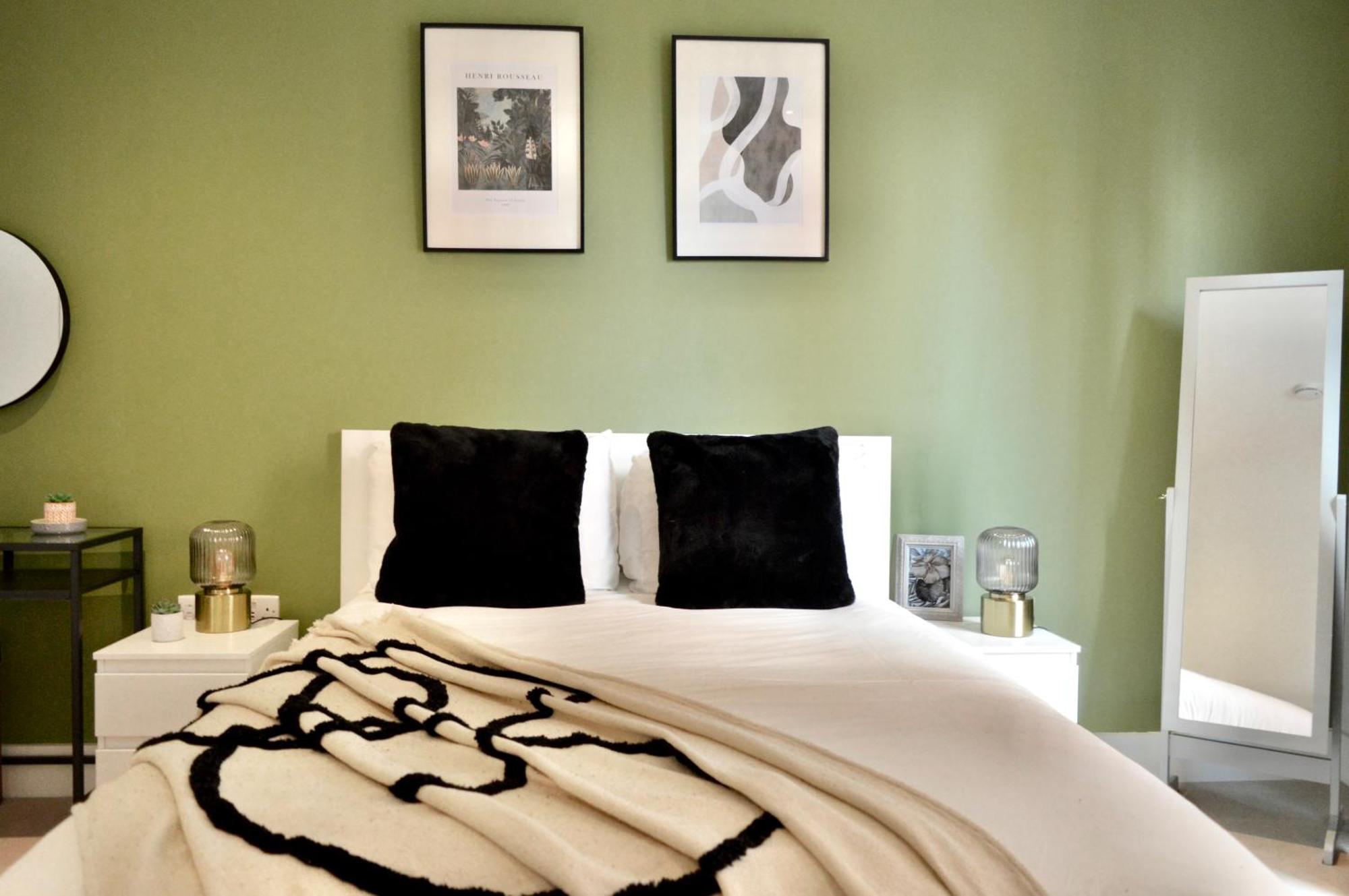 Luxury 2 Bed Apartment Vauxhall, Balcony, Sleeps 4, Central London - Open For Business Stays, Long Stays, Families Relocating London